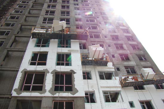 保溫材料貼外墻對(duì)住戶有危害嗎？——解析現(xiàn)代建筑保溫材料的安全性