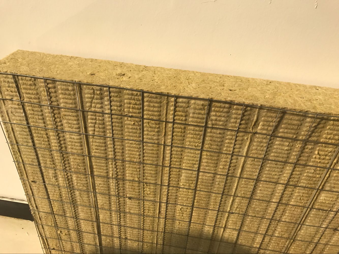 黑龍江內(nèi)墻保溫材料新星——巖棉板的應(yīng)用與發(fā)展