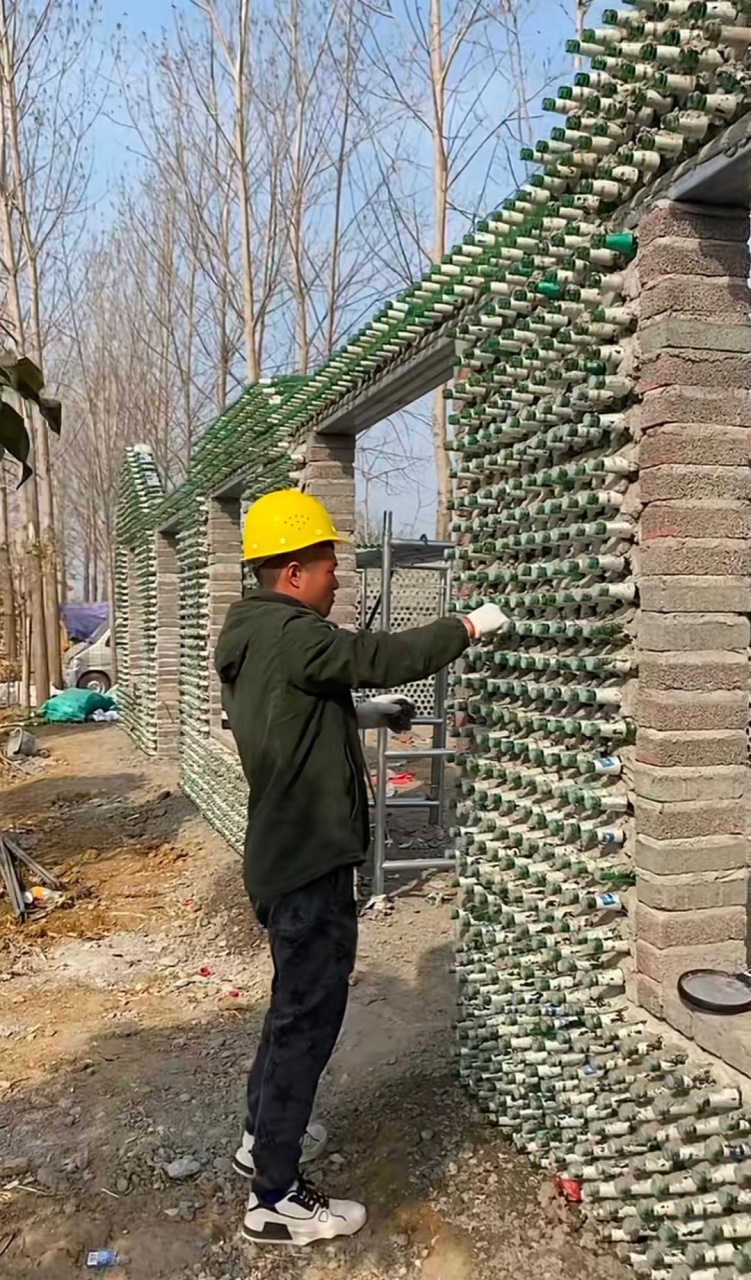 環(huán)保創(chuàng)新建筑方式，啤酒瓶保溫材料蓋房新嘗試